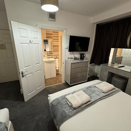 Oakhurst Gatwick B&B Crawley  Bagian luar foto